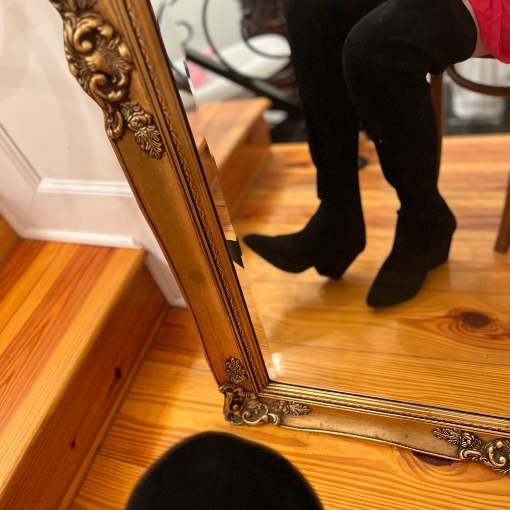 Black Heeled Boots with Smooth Soles and Defined Edges